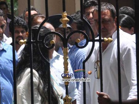 સરેન્ડર કરવા 'Imperial Heights' માંથી નીકળ્યા સંજુબાબા