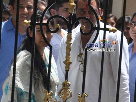 સરેન્ડર કરવા 'Imperial Heights' માંથી નીકળ્યા સંજુબાબા