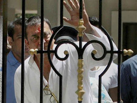 'Imperial Heights'થી TADA Court પહોંચ્યા સંજુબાબા