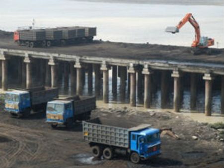 નવલખી બંદરને બંધ કરવા પોલ્યુશન કન્ટ્રોબ બોર્ડનો આદેશ