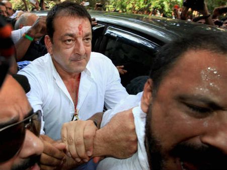 'Imperial Heights'થી TADA Court પહોંચ્યા સંજુબાબા, જુઓ તસવીરો