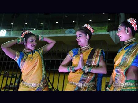 આઇપીએલમાં ચમક વિખેરતી ચીયરગર્લ્સ