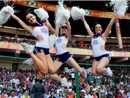 આઇપીએલમાં ચમક વિખેરતી ચીયરગર્લ્સ