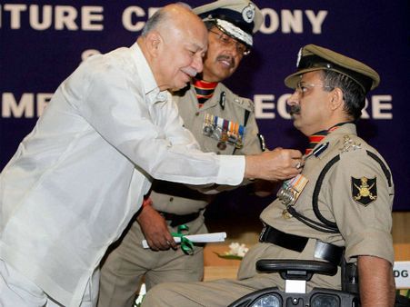 પોલીસ અધિકારીઓને એવોર્ડ 
