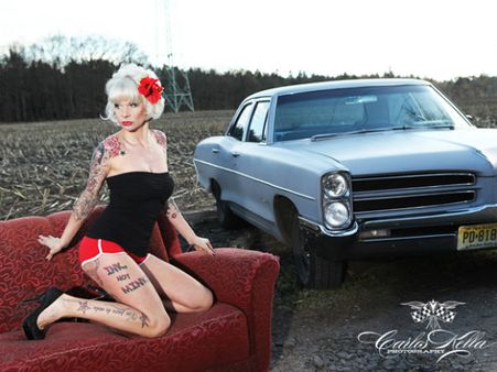 શાનદાર કાર્સ સાથે હોટ બેબ્સનો ઝલવો