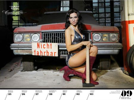 શાનદાર કાર્સ સાથે હોટ બેબ્સનો ઝલવો