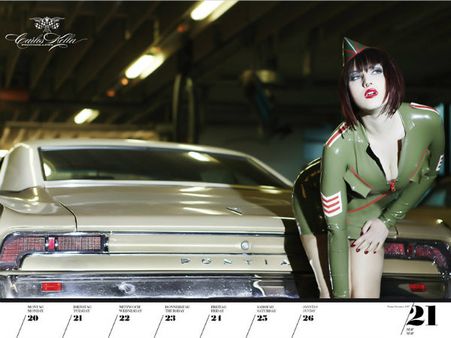 શાનદાર કાર્સ સાથે હોટ બેબ્સનો ઝલવો