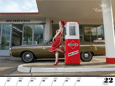 શાનદાર કાર્સ સાથે હોટ બેબ્સનો ઝલવો