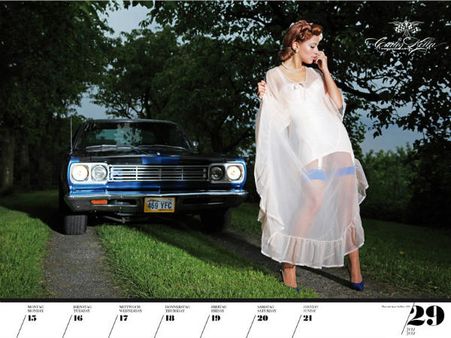 શાનદાર કાર્સ સાથે હોટ બેબ્સનો ઝલવો