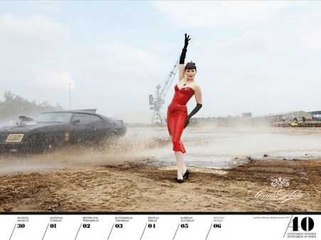 શાનદાર કાર્સ સાથે હોટ બેબ્સનો ઝલવો