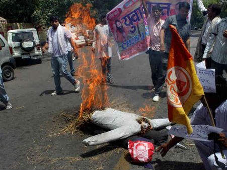 વિરોધની વચ્ચે ચીની પ્રધાનમંત્રીનો ભારત પ્રવાસ