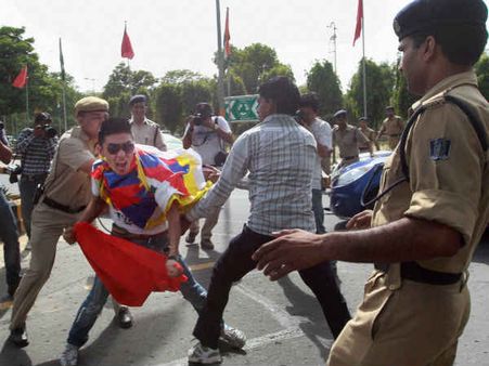 વિરોધની વચ્ચે ચીની પ્રધાનમંત્રીનો ભારત પ્રવાસ