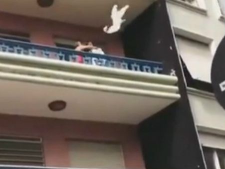 પતિ આવી ચઢતા અર્ઘનગ્ન હાલતમાં ભાગ્યો પત્નીનો પ્રેમી