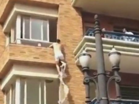 પતિ આવી ચઢતા અર્ઘનગ્ન હાલતમાં ભાગ્યો પત્નીનો પ્રેમી