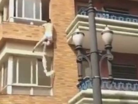 પતિ આવી ચઢતા અર્ઘનગ્ન હાલતમાં ભાગ્યો પત્નીનો પ્રેમી