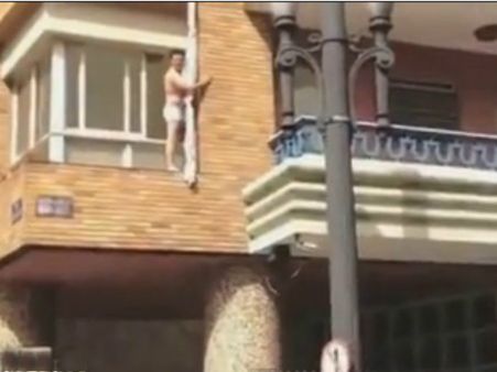 પતિ આવી ચઢતા અર્ઘનગ્ન હાલતમાં ભાગ્યો પત્નીનો પ્રેમી