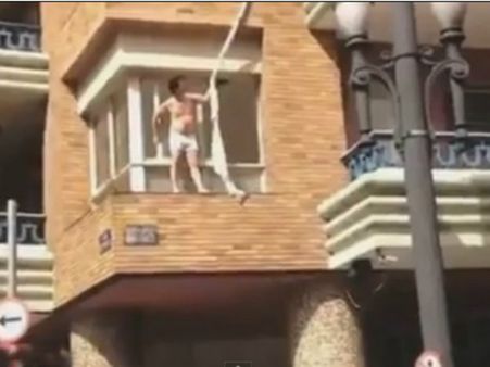 પતિ આવી ચઢતા અર્ઘનગ્ન હાલતમાં ભાગ્યો પત્નીનો પ્રેમી