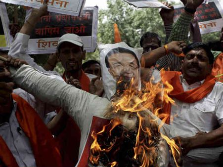 ચીની PMના વિરોધમાં પેટ્રોલ પંપ પર ચડ્યો તિબ્બતી!