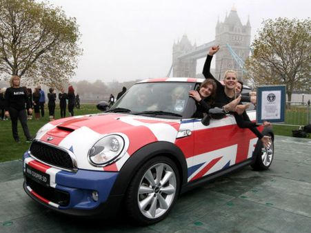 મિની કારમાં બેસીને લંડનની યુવતીઓએ બનાવ્યો રેકોર્ડ મિની કારમાં બેસીને લંડનની યુવતીઓએ બનાવ્યો રેકોર્ડ