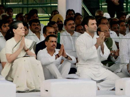 રાજીવ ગાંધીની પૂણ્યતિથિ પર નેતાઓએ આપી શ્રદ્ધાંજલિ રાજીવ ગાંધીની પૂણ્યતિથિ પર નેતાઓએ આપી શ્રદ્ધાંજલિ