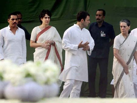 રાજીવ ગાંધીની પૂણ્યતિથિ પર નેતાઓએ આપી શ્રદ્ધાંજલિ રાજીવ ગાંધીની પૂણ્યતિથિ પર નેતાઓએ આપી શ્રદ્ધાંજલિ