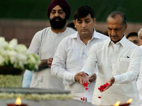 રાજીવ ગાંધીની પૂણ્યતિથિ પર નેતાઓએ આપી શ્રદ્ધાંજલિ રાજીવ ગાંધીની પૂણ્યતિથિ પર નેતાઓએ આપી શ્રદ્ધાંજલિ