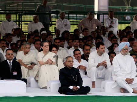 રાજીવ ગાંધીની પૂણ્યતિથિ પર નેતાઓએ આપી શ્રદ્ધાંજલિ રાજીવ ગાંધીની પૂણ્યતિથિ પર નેતાઓએ આપી શ્રદ્ધાંજલિ