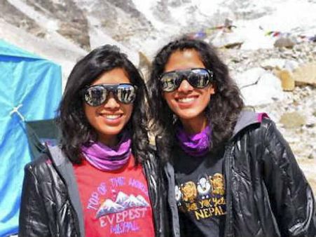 એવરેસ્ટ પર પહોંચી ભારતની બે જોડિયાં બહેનો