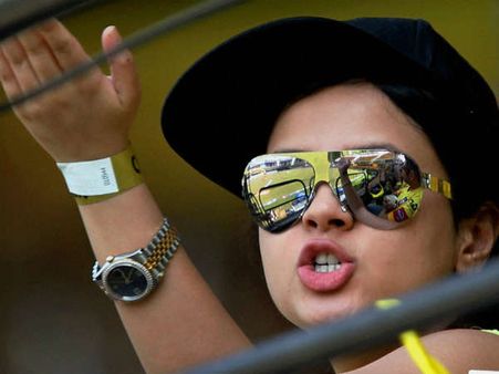 સ્પોટ ફિક્સિંગના તાર ધોનીની પત્ની સાક્ષી સાથે જોડાયા!?