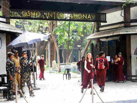 ઓશોની કાળી બાજુ : વિનોદ ખન્નાને સુપરસ્ટાર બનતા અટકાવ્યા હતા!!!