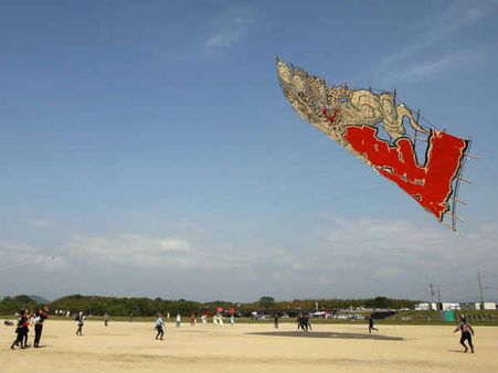 જાપાન કાઇટ ફેક્સિટવલ : વિશ્વના બધા જ ધ્વજ એક પંતંગમાં!!!