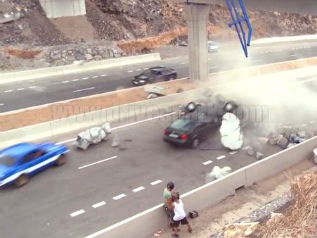 ફાસ્ટ એન્ડ ફ્યૂરિયસમાં 300 કાર્સ થઇ બરબાદ ફાસ્ટ એન્ડ ફ્યૂરિયસમાં 300 કાર્સ થઇ બરબાદ