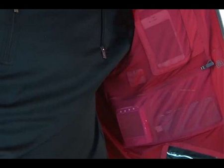 એક અનોખું જેકેટ જેમાં તમે રાખી શકશો 22 ગેજેટ