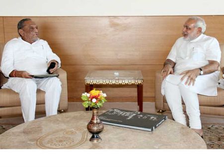 નરેન્દ્ર મોદી અને દિનશા પટેલની મુલાકાતથી ગુજરાતના રાજકારણમાં ગરમાવો