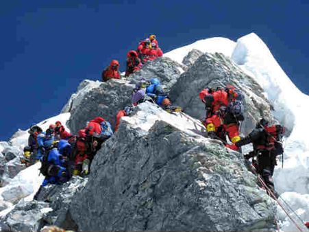 હવે એવરેસ્ટ પર પણ વધી રહેલી ભીડથી સર્જાય છે જામ