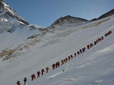 હવે એવરેસ્ટ પર પણ વધી રહેલી ભીડથી સર્જાય છે જામ