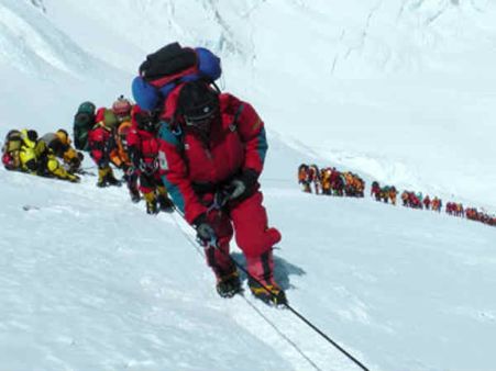 હવે એવરેસ્ટ પર પણ વધી રહેલી ભીડથી સર્જાય છે જામ