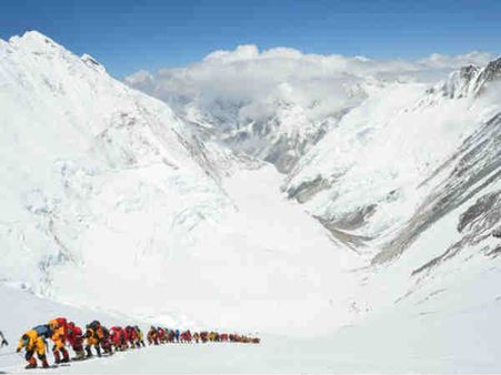 હવે એવરેસ્ટ પર પણ વધી રહેલી ભીડથી સર્જાય છે જામ