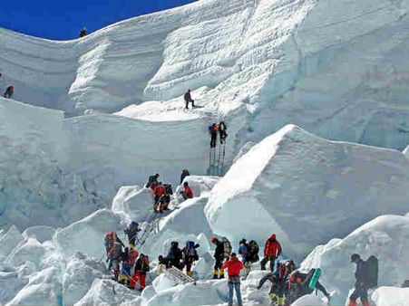 હવે એવરેસ્ટ પર પણ વધી રહેલી ભીડથી સર્જાય છે જામ