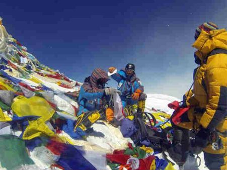 હવે એવરેસ્ટ પર પણ વધી રહેલી ભીડથી સર્જાય છે જામ