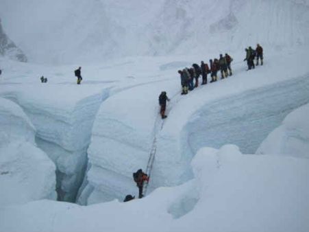 હવે એવરેસ્ટ પર પણ વધી રહેલી ભીડથી સર્જાય છે જામ