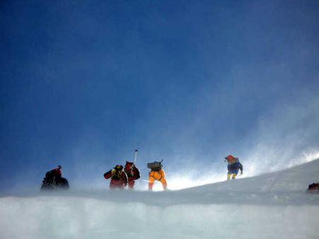 હવે એવરેસ્ટ પર પણ વધી રહેલી ભીડથી સર્જાય છે જામ