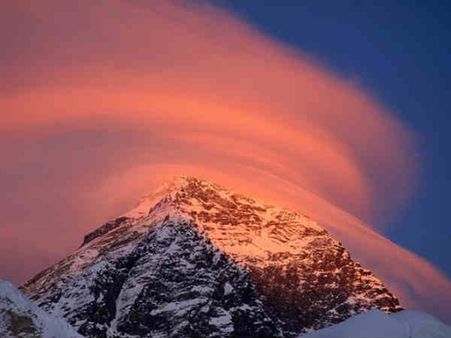 હવે એવરેસ્ટ પર પણ વધી રહેલી ભીડથી સર્જાય છે જામ