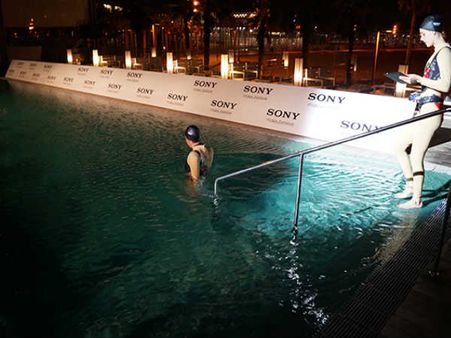 હોટ મોડલ્સે કર્યો સોની એક્સપીરિયા ઝેડનો વોટર ટેસ્ટ