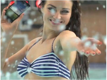 હોટ મોડલ્સે કર્યો સોની એક્સપીરિયા ઝેડનો વોટર ટેસ્ટ