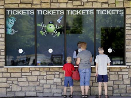 આ થિયેટરમાં Movie નહી, પણ ચાલતો હતો Live Sex Show