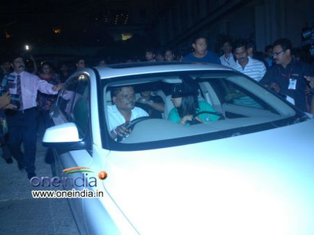 ઘેરી વળ્યાં ફૅન્સ ઘેરી વળ્યાં ફૅન્સ