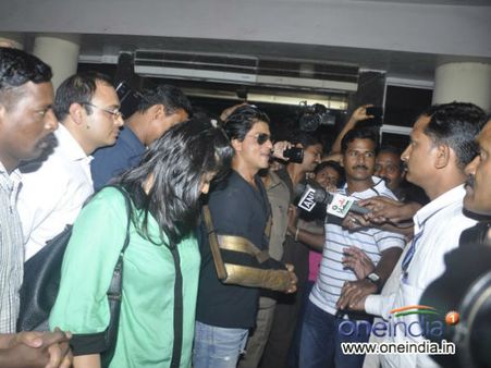 Pics : ઘરે પહોંચ્યાં શાહરુખ, ટુંકમાં જ પાટે આવશે ચેન્નઈ એક્સપ્રેસ