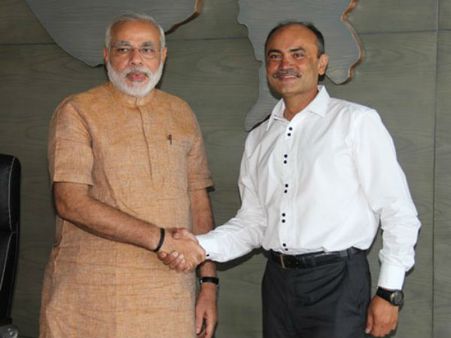 અમદાવાદના ડૉ. મનોજ વોરાએ માઉન્ટ એવરેસ્ટ શિખર કર્યું સર