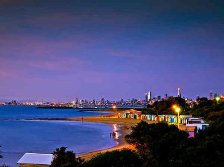 પુરુષોને આકર્ષતા બીચ અને બેબ્સવાળા વિશ્વના બેસ્ટ શહેરો